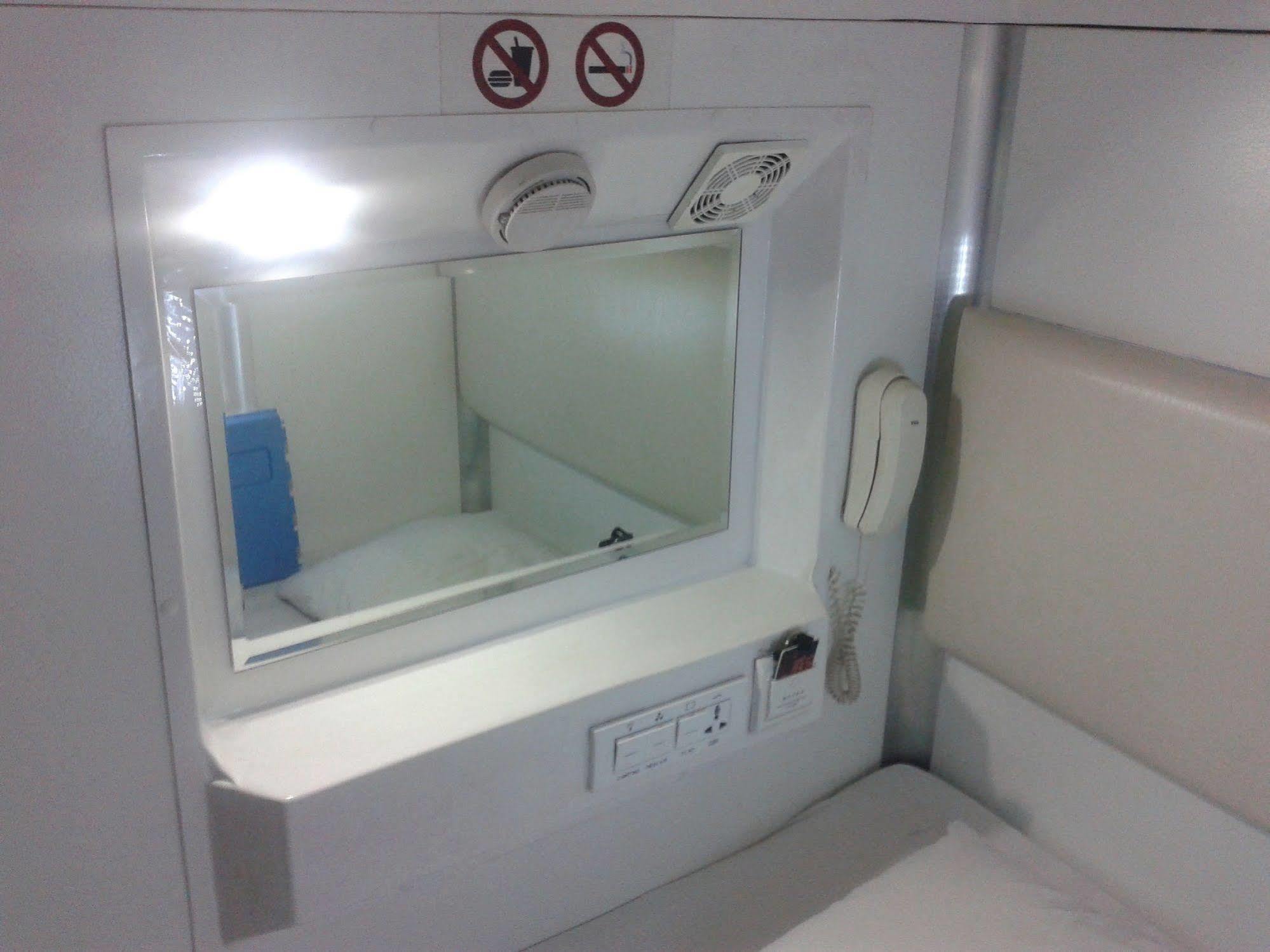 Ufo Capsule Hotel Куала-Лумпур Экстерьер фото